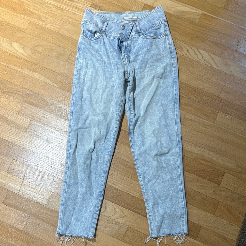 SO Light Acid Wash Cropped Jeans — Faded Blue
